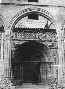 Reparació: de la portalada del monestir. 1881
