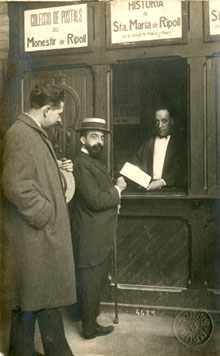 Francesc Layret a Ripoll amb motiu del primer aniversari del Centre Republicà, Autonomista, a l'entrada del monestir. 1919