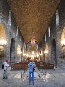 Interior de la nau de l'església de Santa Maria