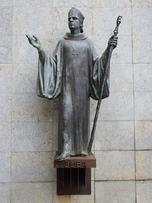 Escultura de l'Abat Oliba situada davant la portalada del monestir de Ripoll, obra de Francesc Fajula i Pellicer