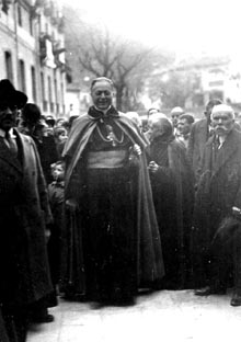 El nunci del Papa, monsenyor Tedeschini, a la plaça del Monestir de Ripoll. 1928