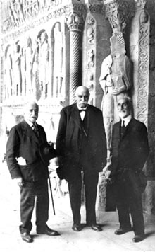 Tomàs Raguer amb el senyor Blasi i una altre home, davant la portalada del Monestir de Ripoll. 1933