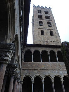 El campanar vist des del claustre del monestir