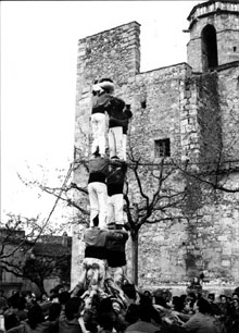 Colla castellera davant l'església de de Sant Pere de Navata. 1987