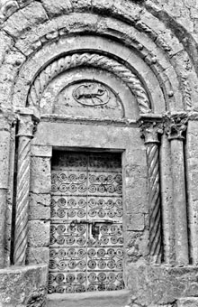Porta de l'església de Sant Pere de Navata. 1925