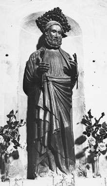 Escultura gòtica de Sant Pere, procedent del monestir de Sant Pere de Rodes, en un altar a l’interior de l'església de Santa Maria de les Neus de Port de la Selva. 1925
