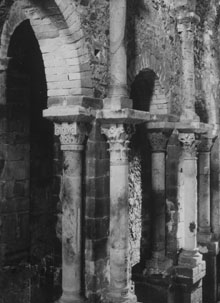 Arcs, columnes i capitells esculpits de l'interior de l'església del monestir de Sant Pere de Rodes. 1880