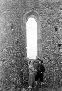 Dues excursionistes al castell de Montsoriu. Ca. 1950