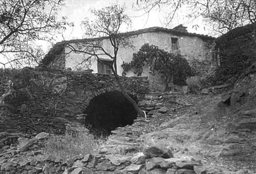 Vista general de Can Juicus, una de les darreres cases del poble, en el camí seguint serra amunt a La Selva de Mar. 1933