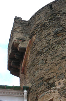 Restes d'antigues muralles. Detall del matacà de la torre de la plaça