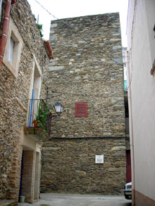 Restes d'antigues muralles. Vista de la torre d'en Vergès