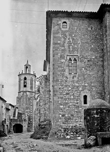 Façana lateral del Palau, amb un finestral gòtic i el campanar església de Sant Maurici de Sant Mori. 1925