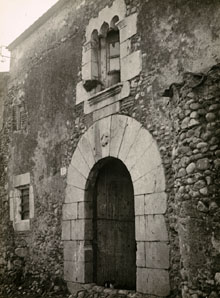 Façana de Can Pins, del segle XVI, a Santa Llogaia d'Àlguema. 1925