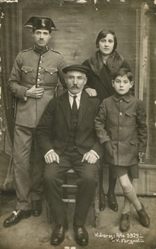 Retrat del guàrdia civil Ricardo Rey i la seva esposa Ramona Quintana amb un home i un nen no identificats. 1929