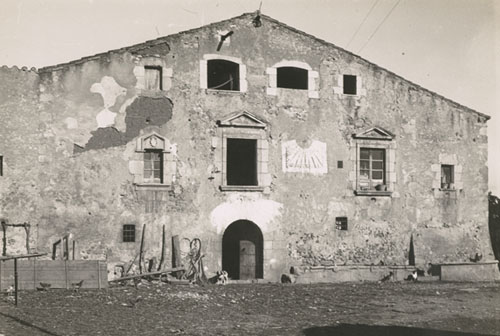 Masia de Ca l'Arrufat, amb una torre fortificada adossada, al nucli de Taravaus. 1925