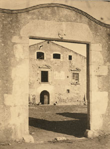 Masia de Ca l'Arrufat, amb una torre fortificada adossada, al nucli de Taravaus, a Vilanant. 1925