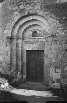 Portalada amb arquivoltes de l'església romànica de Sant Martí de Taravaus, a Vilanant. 1925