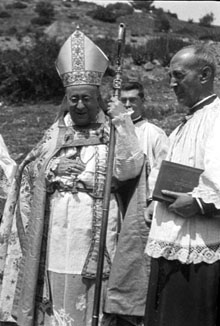 El bisbe d'Urgell en l'acte de benedicci&oacute; de la col&middot;locaci&oacute; de la primera pedra de la capella del Xalet refugi de la Molina. 1926