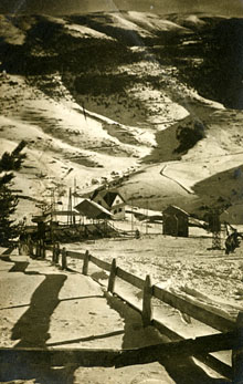 Pistes d'esqu&iacute; de La Molina amb infrastructura per telecadires. Al fons, Hotel Adsera. Ca. 1970