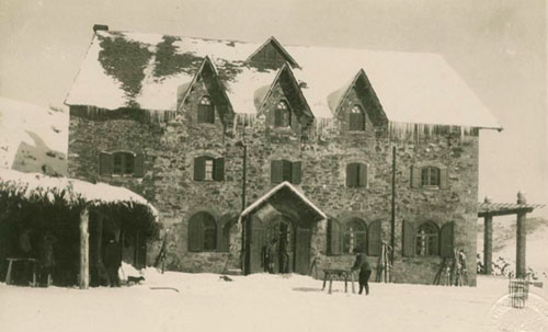 Xalet de La Molina nevat durant la temporada d'esqu&iacute;. 1900-1930