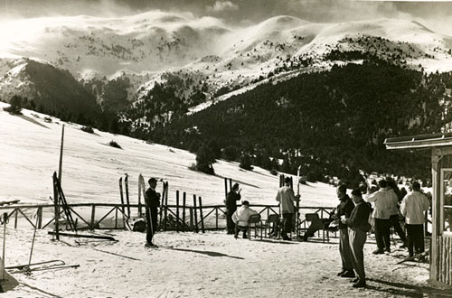 Pistes d'esqu&iacute; de La Molina, amb esquiadors. Al fons, el Puig d'Alp. Ca. 1970