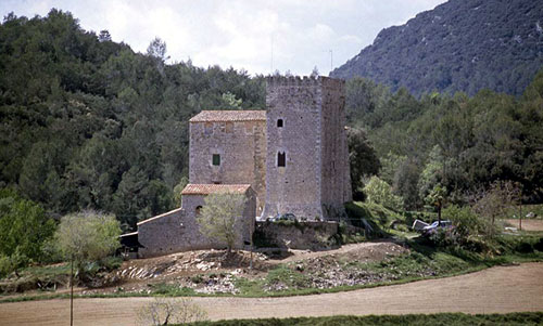 El castell de Beuda des de l'església de Sant Feliu. 1990
