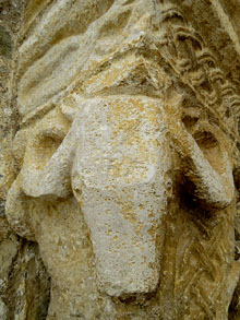 Capitell de l'entrada de l'església de Sant Feliu de Beuda