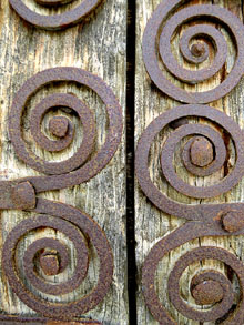 Detall de l'entrada de l'església de Sant Feliu de Beuda