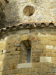 Detall de l'absis de l'església de Sant Feliu de Beuda