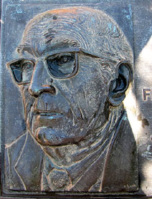 Detall del monument a Francesc Mas i Ros