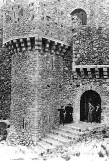 Torre i porta del segon recinte del castell de Requesens. 1898