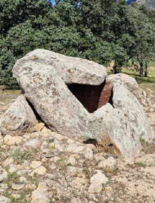 Dolmen de Mas Baleta I, constru&iuml;t entre el 2200 i el 1800 aC