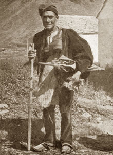 Pastor amb gaiato, paraigua, barretina i esclops a Ribes de Freser. 1890-1936