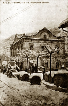 Edifici de les Escoles Municipals de Ribes de Freser durant una nevada. 1900-1925