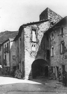 Carrer amb casa porxada a Ribes de Freser. 1898