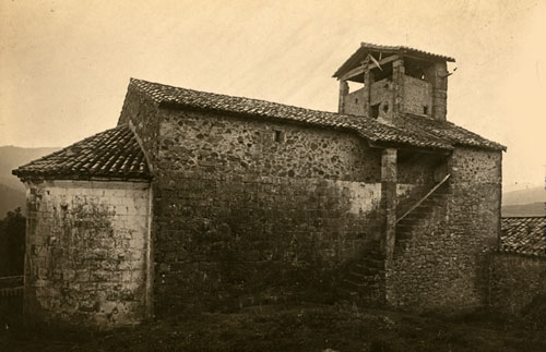 Absis de l'església de Sant Martí Vell de Santa Pau. S'observa la part posterior del campanar i una escala que hi dóna accés. 1916