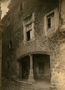 Façana de la Rectoria de Santa Pau, a la plaça porxada del Firal dels Bous. 1916