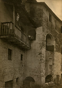 Façanes de cases de la plaça porxada del Firal dels Bous. 1916