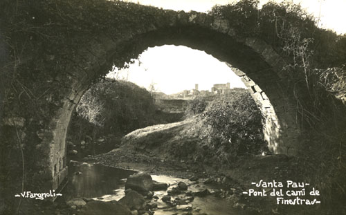 Pont del camí de Finestres. Al fons, la població de Santa Pau. 1911