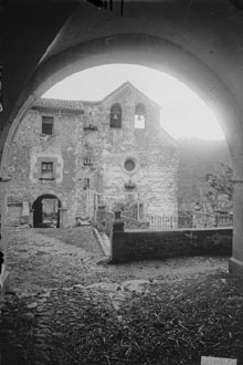 Façana de l'església i l'hostatgeria adossada del santuari de la Mare de Déu dels Arcs. 1916