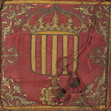 Revers del banderí o guió brodat de Santa Pau, amb l'escut de Catalunya i de la casa Oms