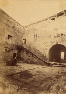 Pati interior del castell de Santa Pau. Ca. 1915