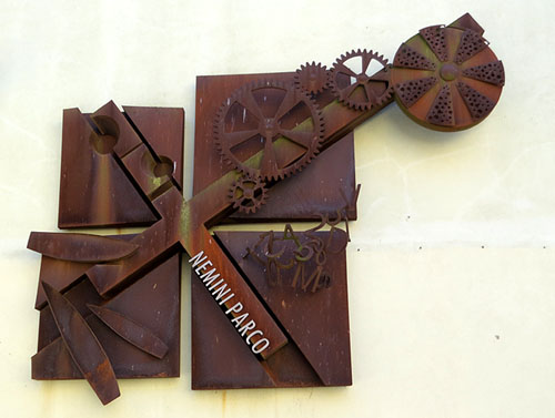 Escultura 'A l'ombra de la Creu' de Mart&iacute; Batlle Viader, inaugurada el 2016 al mur de Can Punton