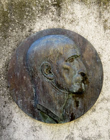 Relleu amb Francesc Camb&oacute; i Batlle (1876-1947) a la seva casa natal