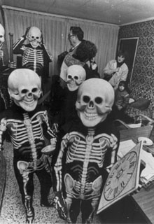 Els dansaires de la Dansa de la Mort de Verges preparant-se per actuar. 1986